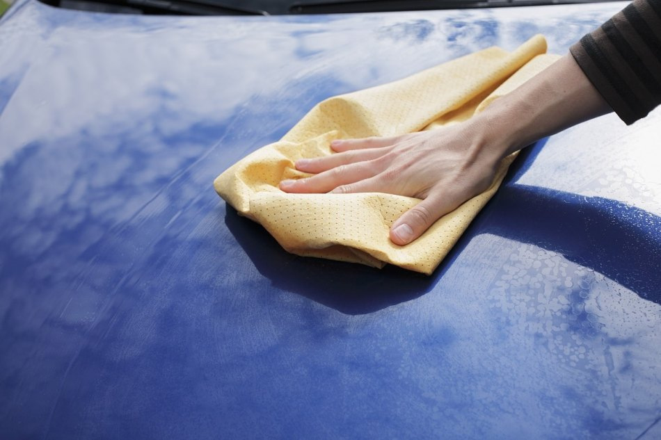 Hoe verwijder je strepen op de auto na het wassen?