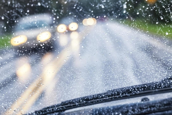 Ongelukken in de regen voorkomen: 5 praktische tips