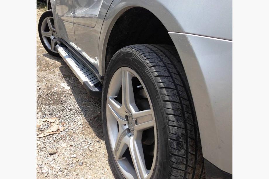 Mercedes ML W164 2005–2011 Zijsteps Allmond Grey (2 stuks, aluminium) Foto 5