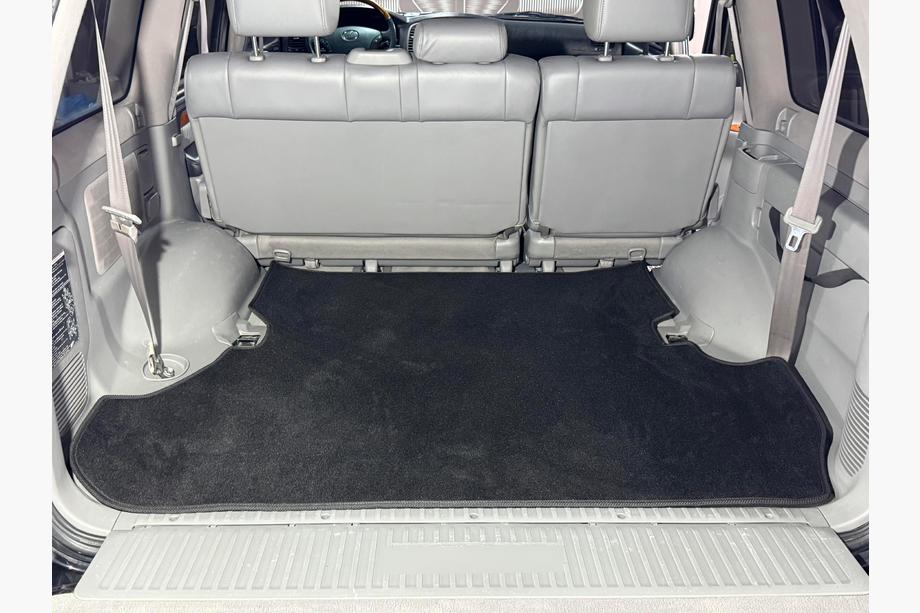Toyota Land Cruiser 100 1998–2007 Textiele kofferbakmat Classic, 2 stuks, zwart (7 zitplaatsen) Image