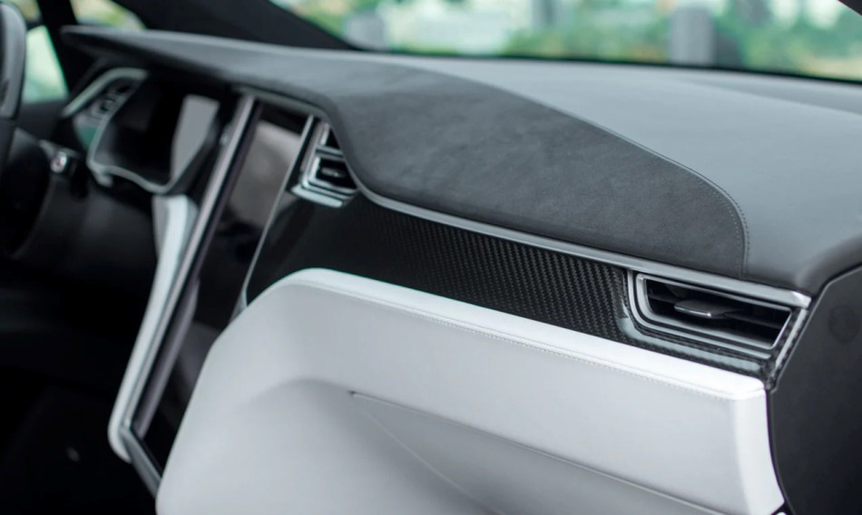 Waarom kraakt het dashboard in de auto en hoe los je het op?