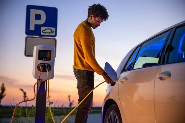 Elektrische auto met lege accu onderweg: wat nu?