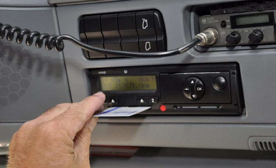 Wat is een tachograaf in de auto en waarom is die nodig?
