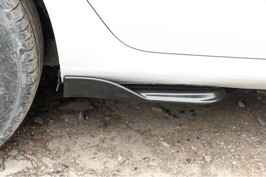 Universele side skirt flaps type-E (2 stuks, glanzend zwart, ABS-kunststof) Foto 14