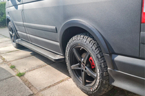 Volkswagen T5 Caravelle 2004–2010 Zijsteps X5-type zwart (2 st., aluminium) Lange wielbasis foto 4