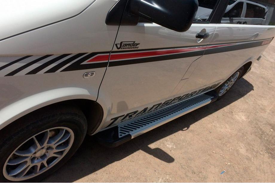 Volkswagen T5 Caravelle 2004–2010 Zijstappen Line-type (2 st., aluminium) Korte wielbasis Foto 3