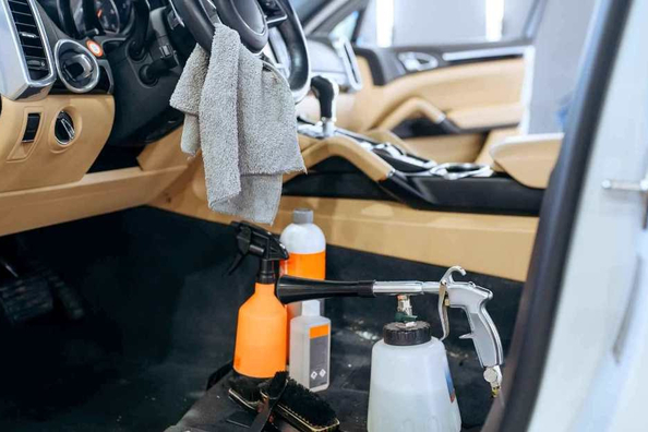 Kun je zelf een chemische reiniging van het auto-interieur doen?