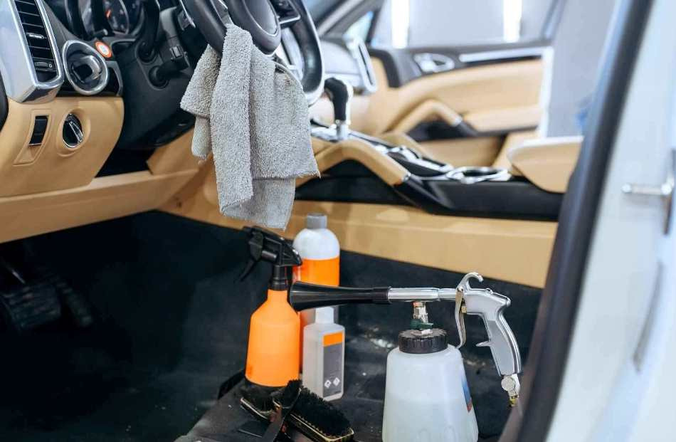 Kun je zelf een chemische reiniging van het auto-interieur doen?