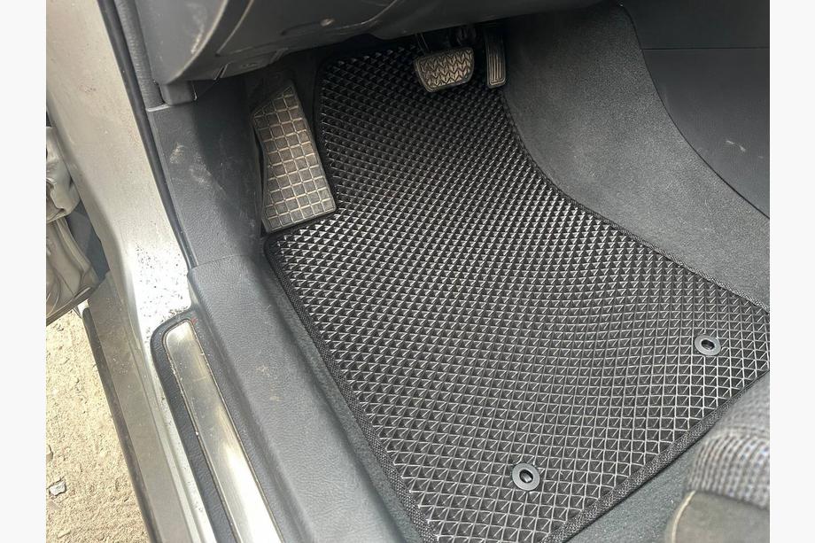 Toyota Avensis 2003–2009 EVA vloermatten V-2 (zwart) Image