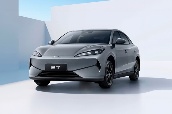 Review BYD E7 2025: Betaalbare elektrische sedan voor de stad