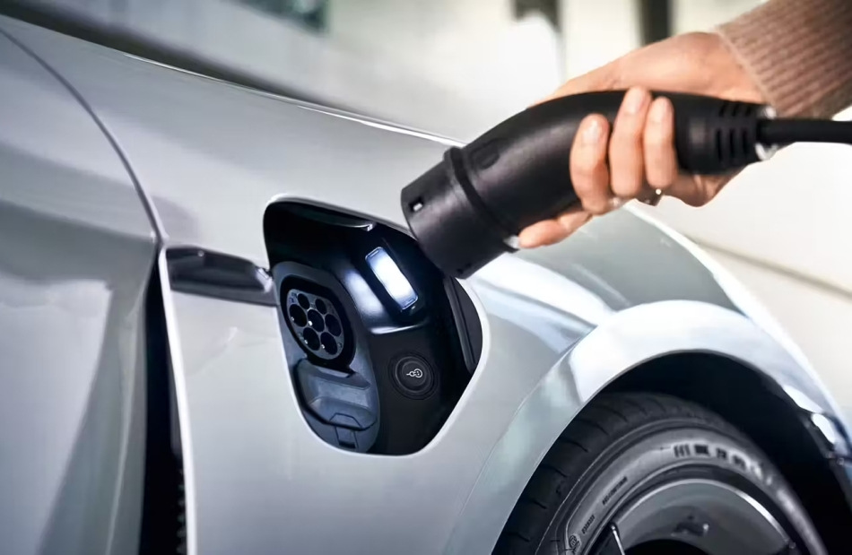 Hoe lang kan een elektrische auto zonder opladen?