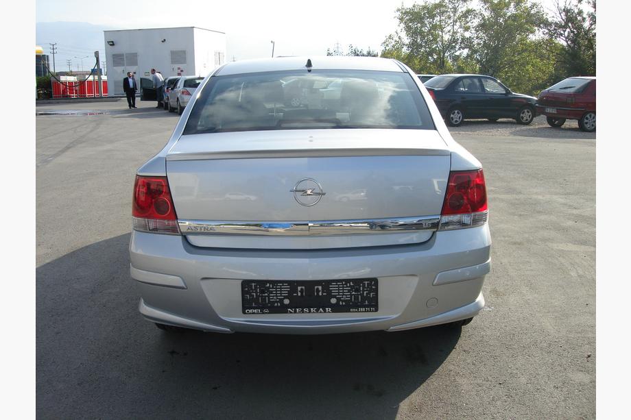 Opel Astra H 2004–2013 Achterste onderste diffuser Sedan (spuitklaar) Image