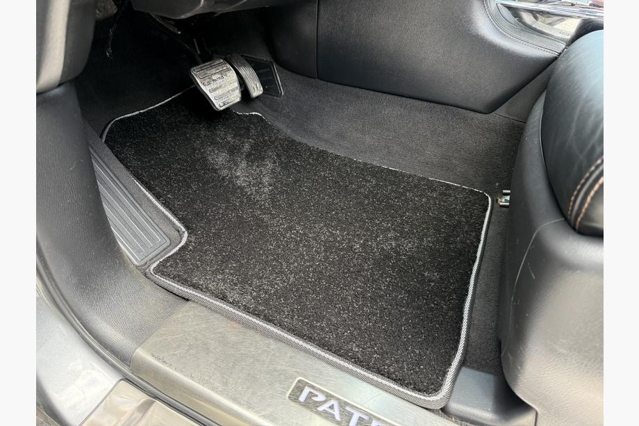 Nissan Patrol Y62 2010–2024 Deluxe stoffen automatten (3 rijen, zwart) Foto 1