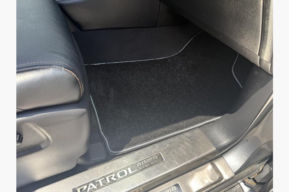 Nissan Armada 2016–2024 Deluxe stoffen automatten (3 rijen, zwart) Foto 5