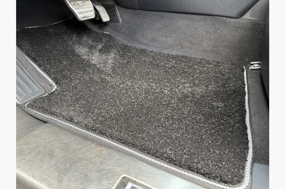 Nissan Armada 2016–2024 Deluxe stoffen automatten (3 rijen, zwart) Foto 2