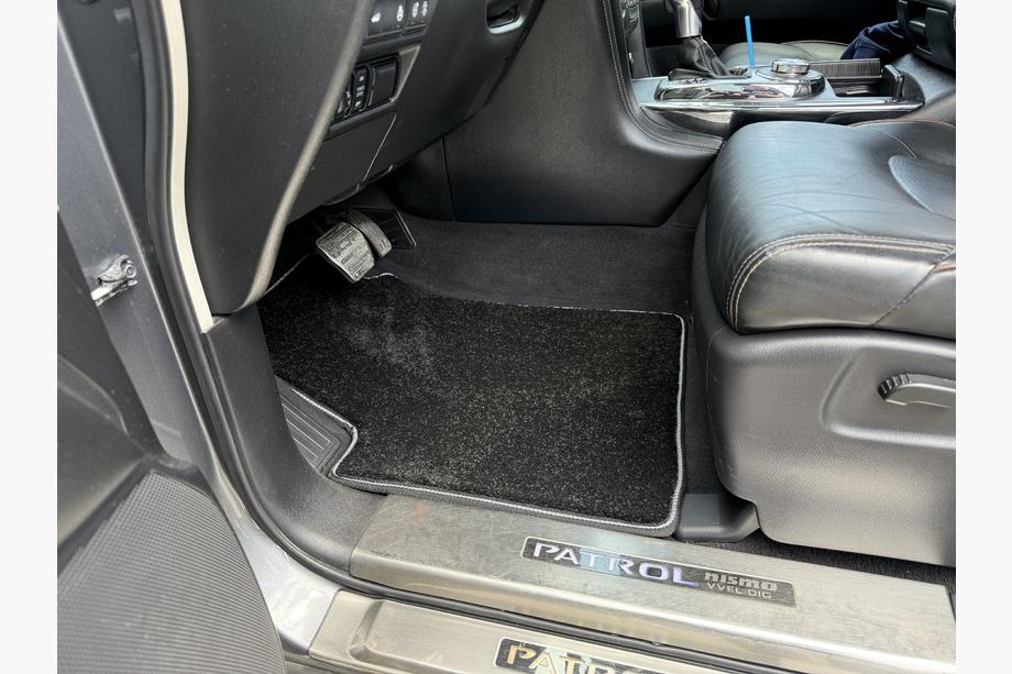 Nissan Armada 2016–2024 Deluxe stoffen automatten (3 rijen, zwart) Foto 7