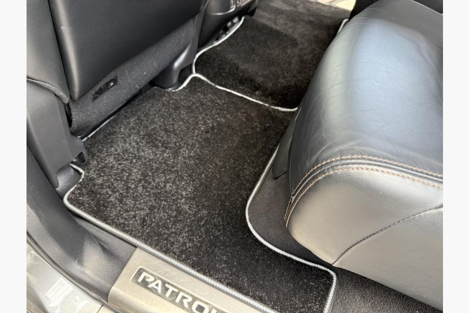 Nissan Armada 2016–2024 Deluxe stoffen automatten (3 rijen, zwart) Foto 9