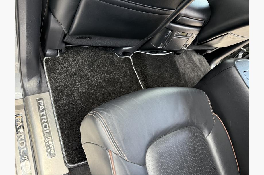Nissan Armada 2016–2024 Deluxe stoffen automatten (3 rijen, zwart) Foto 11