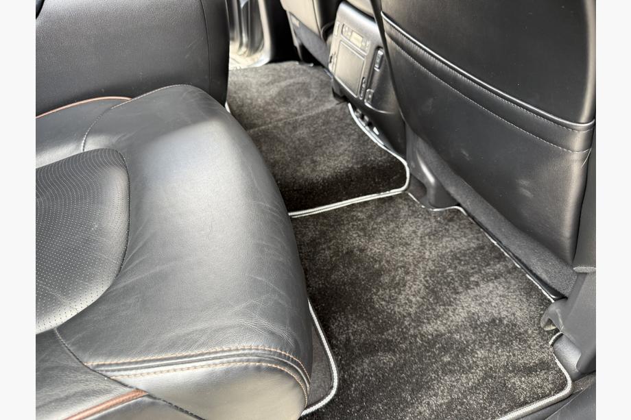Nissan Armada 2016–2024 Deluxe stoffen automatten (3 rijen, zwart) Foto 4