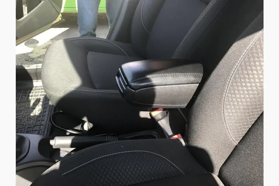 Renault Duster 2008–2017 Armsteun voor in de bekerhouder Foto 3