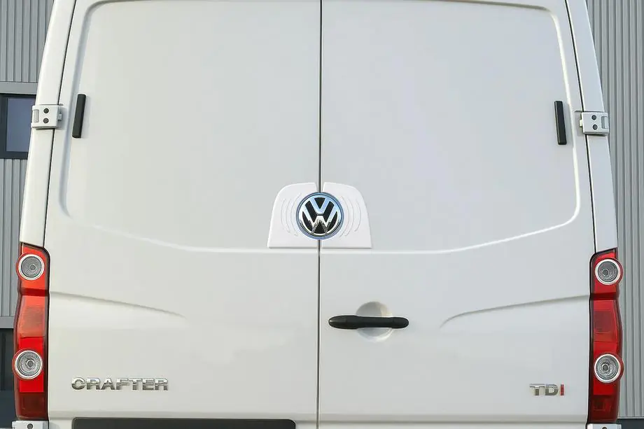 Volkswagen Crafter 2006–2016 RVS omlijsting achterlogo Image
