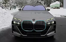 BMW 7 Serie G70/G71 2022– Voorembleem MNSR (carbon) foto 2
