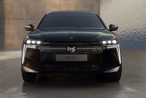 Review DS N°4 E-Tense 2025: Vernieuwde premium hatchback