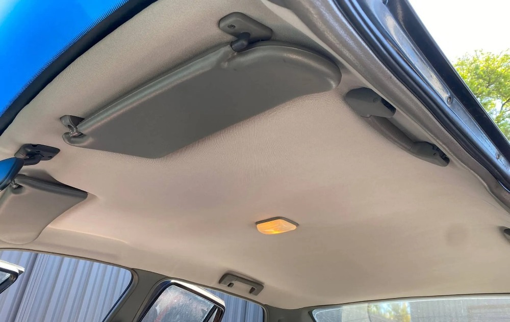Welk materiaal gebruik je voor het opnieuw bekleden van de autohemel?