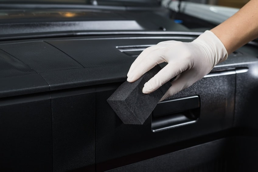 Wat te doen als je het kunststof in de auto hebt bekrast?