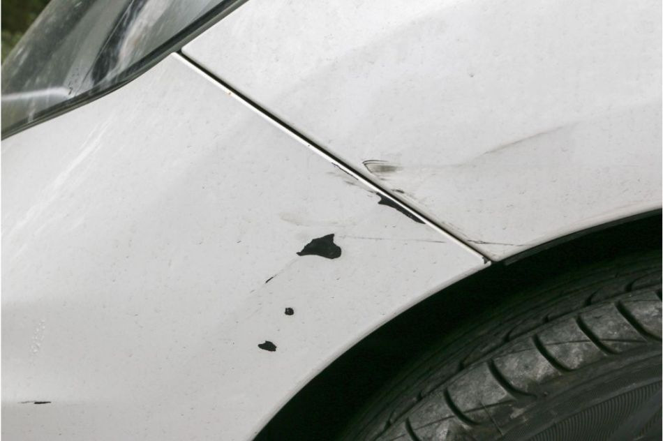 Waarom steenslag en lakschade op je auto gevaarlijk kunnen zijn