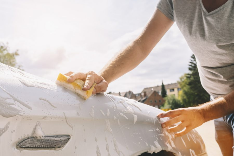 Kun je je auto wassen in de brandende zon?