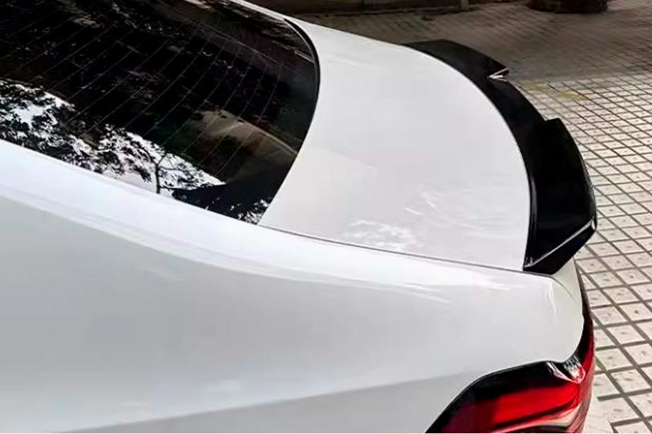BMW 5/i5 Serie G60/G60E/G61 2023– Spoiler M4-Style (hoogglans zwart) Foto 1
