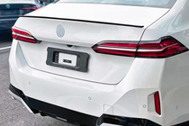 BMW 5/i5 Serie G60/G60E/G61 2023– M5-style spoiler (hoogglans zwart) foto 1