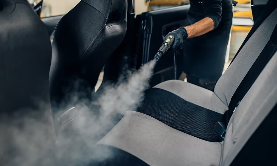 Zo maak je een auto-interieur met rooklucht schoon
