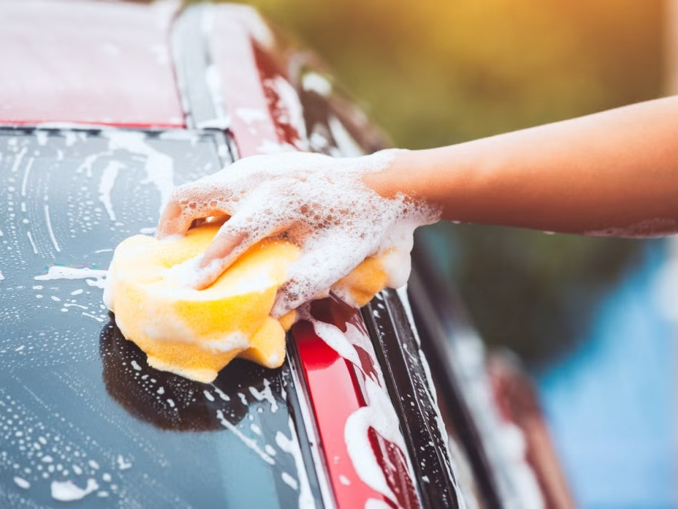 Kun je je auto wassen met huishoudmiddelen?