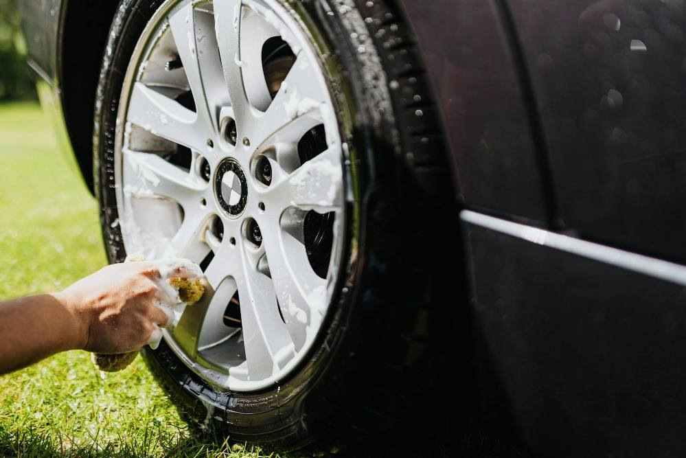 Waarom is het belangrijk om autovelgen goed te onderhouden?