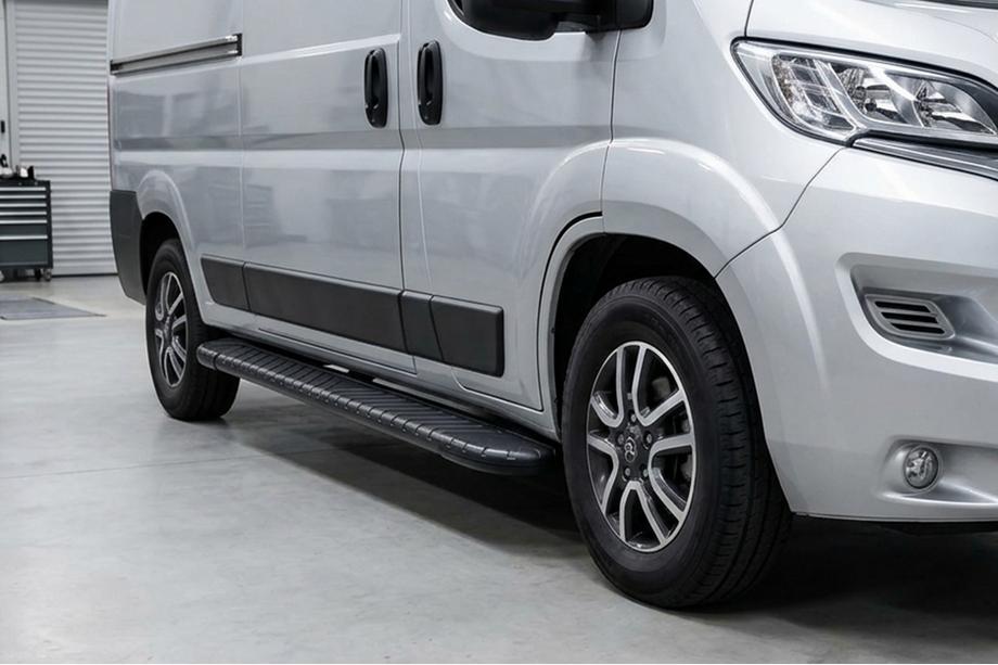 Fiat Ducato 2006–2025 Bosphorus Black side steps (2 stuks, aluminium) Image
