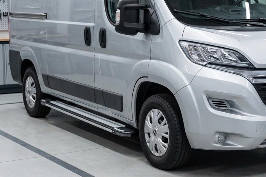 Fiat Ducato 2006–2025 Rainbow side steps (2 stuks, aluminium) Image