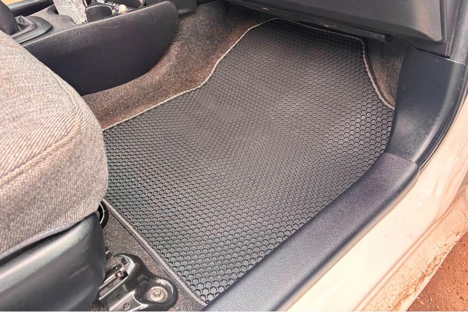 Toyota Yaris 2010–2020 Carsuit ДВС rubberen automatten voor het interieur (Zwart) Foto 2
