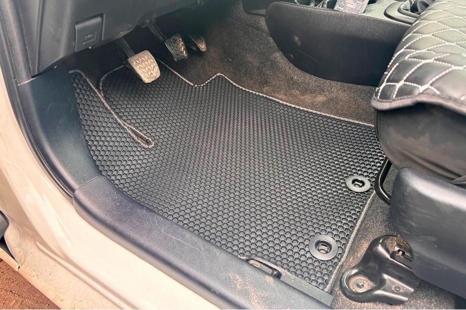 Toyota Yaris 2010–2020 Carsuit ДВС rubberen automatten voor het interieur (Zwart) Foto 4
