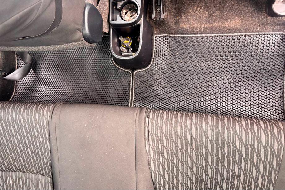 Toyota Yaris 2010–2020 Carsuit ДВС rubberen automatten voor het interieur (Zwart) Foto 5