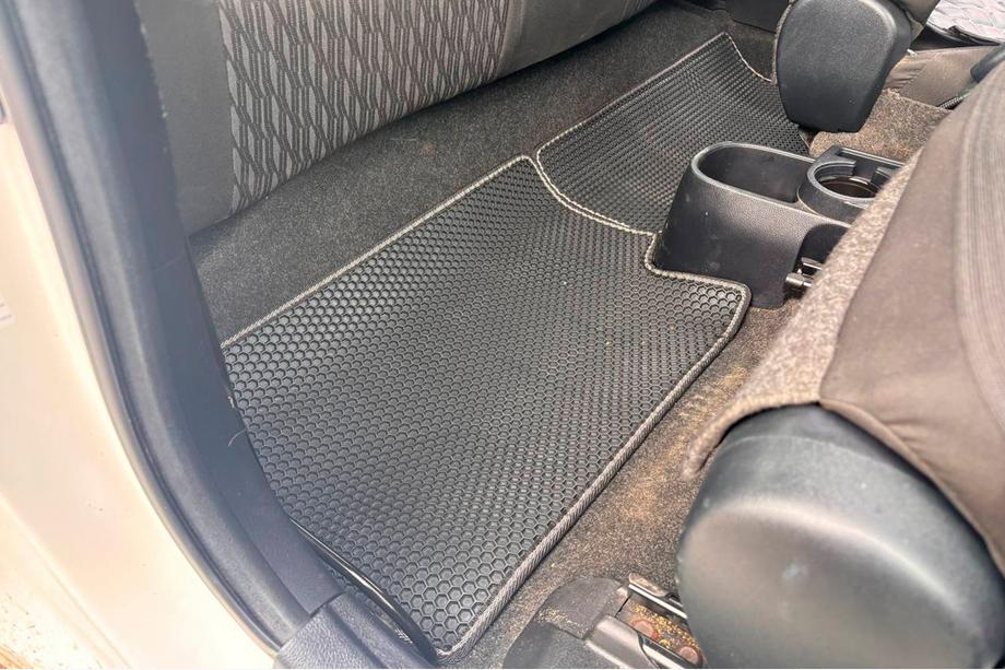 Toyota Yaris 2010–2020 Carsuit ДВС rubberen automatten voor het interieur (Zwart) Foto 3