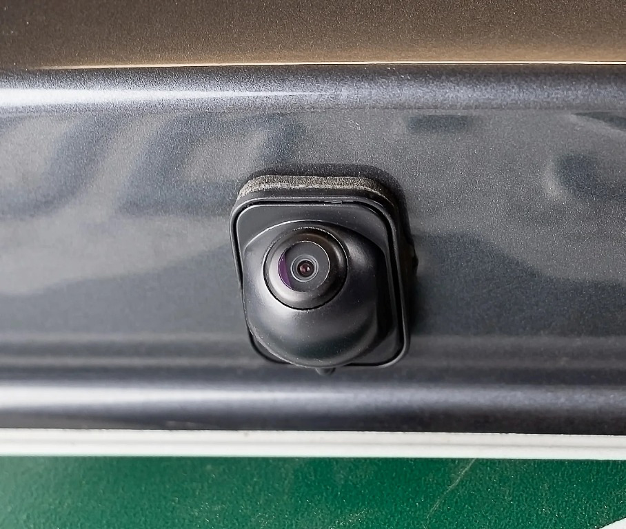 Kun je een achteruitrijcamera in een oudere auto installeren?