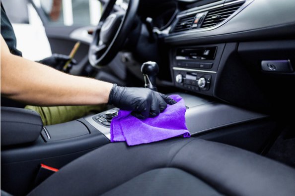 Zo fris je het kunststof in het interieur van je auto op