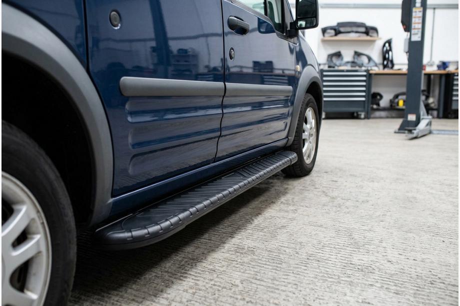 Ford Connect 2002–2006 Bosphorus Black side steps (2 st., aluminium) Image