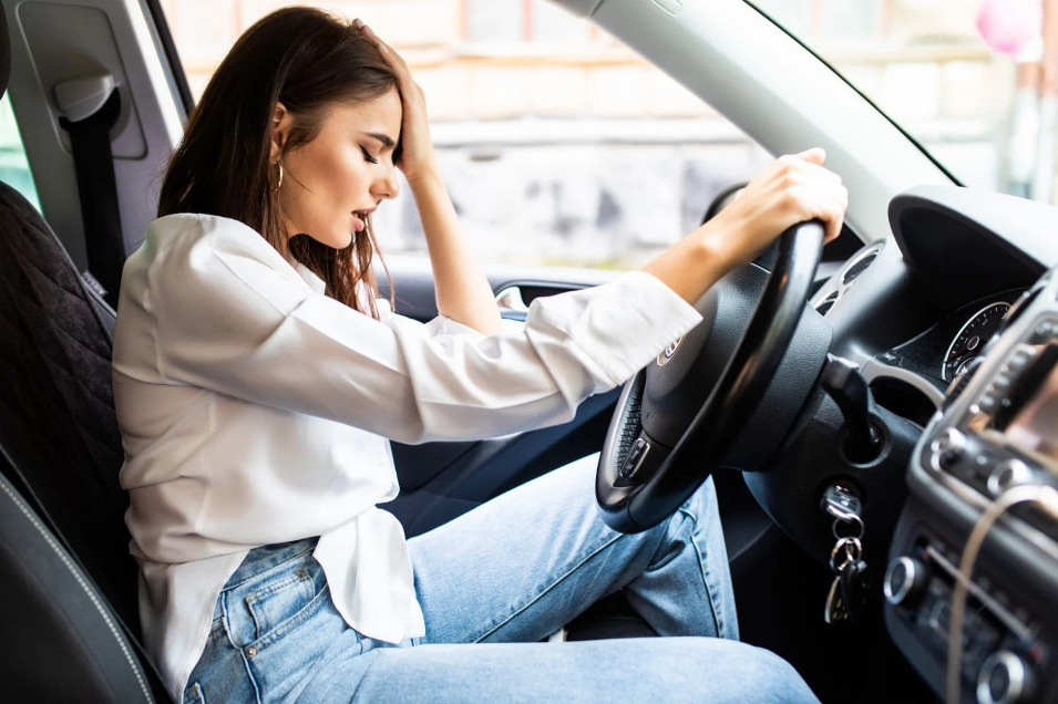 Wat te doen als de auto fluit tijdens het rijden?