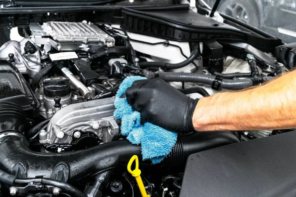 Wanneer en waarom moet je de motor van je auto reinigen?