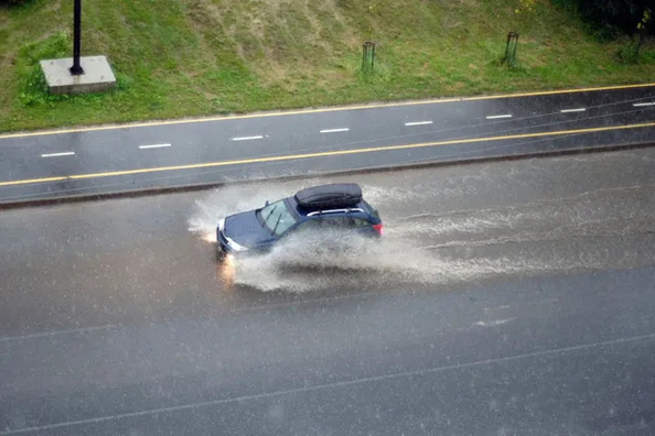 Stijgt het brandstofverbruik van je auto bij regen?