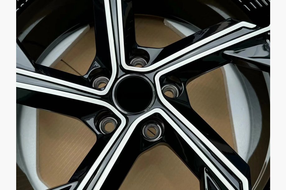 Audi A4 B9 2015–2024 Gesmede OEM velgen R19 (4 stuks) Foto 3