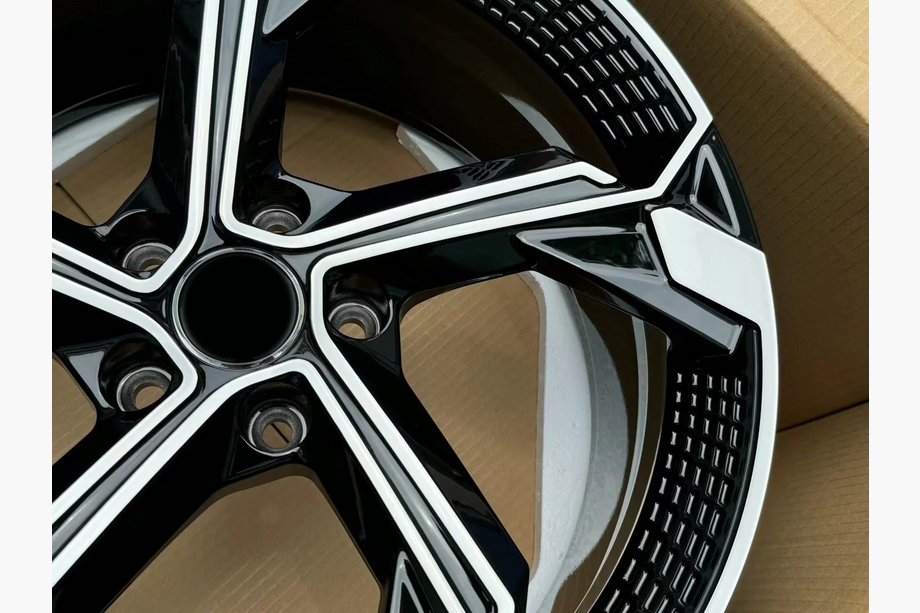 Audi A4 B9 2015–2024 Gesmede OEM velgen R19 (4 stuks) Foto 2